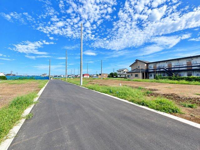 青空が広がる開放感のある街並み。前面道路もきれいに整備され、これから新しい住まいが建ち並んでいくのが楽しみな分譲地です。