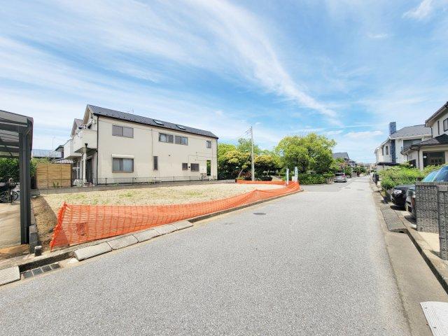 現地（2026年6月）撮影　第一種低層住居専用地域の落ち着いた住宅街で、理想の住まいづくりにぴったりの一画です。周辺環境と街並みに調和する、魅力ある土地をご検討ください。