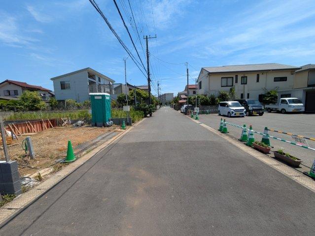 前面道路はゆとりの６ｍ。閑静な住宅街で交通量も少なく、大通りから入った住宅街ですので、大変静かです。