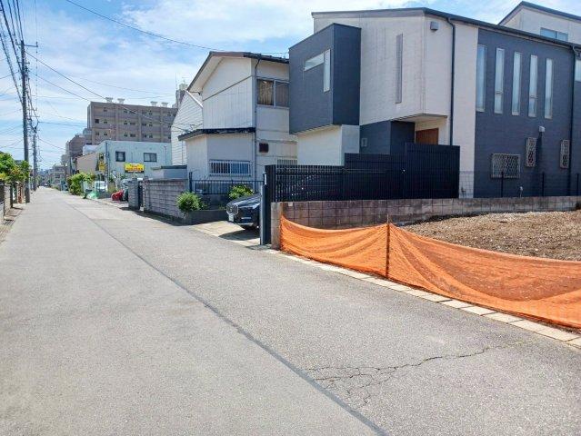 前面道路は交通量の少ない6ｍの広々とした道路で、ゆったりとした街並みが魅力です。現地の陽当たりや道路付け、周辺環境をあわせてご確認いただけます。