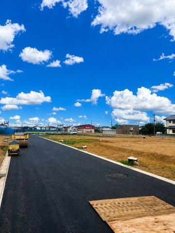 現地（2026年8月）撮影　現地、道路も入って完成間近です。