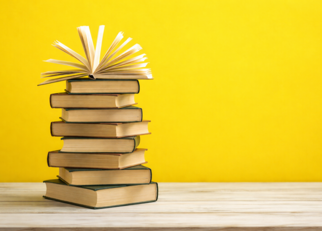 不動産用語が書かれた本で勉強するイメージ