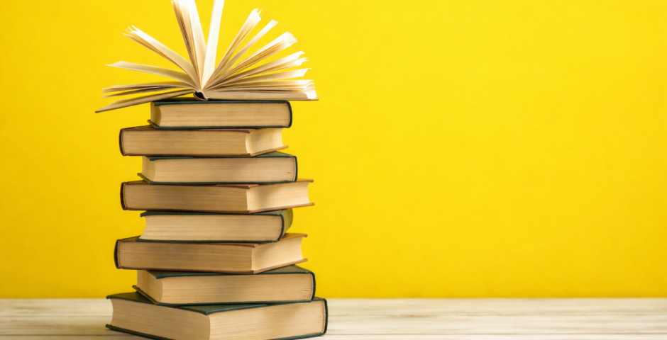 不動産用語が書かれた本で勉強するイメージ