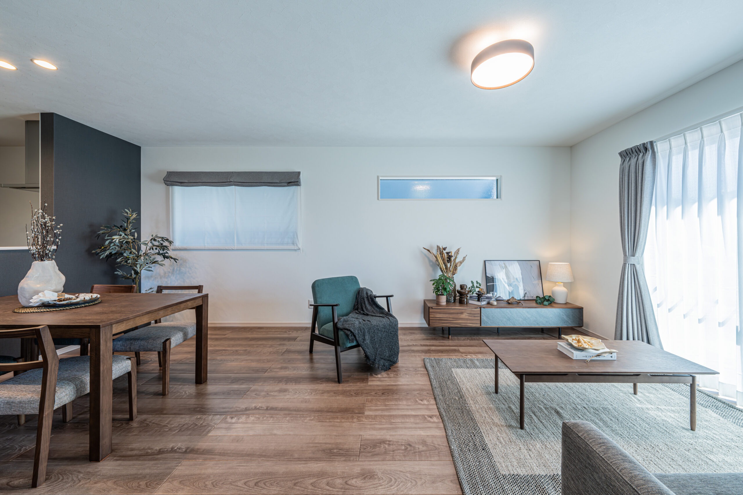 贅沢な静寂と開放感。日常を特別に変える、光の邸。