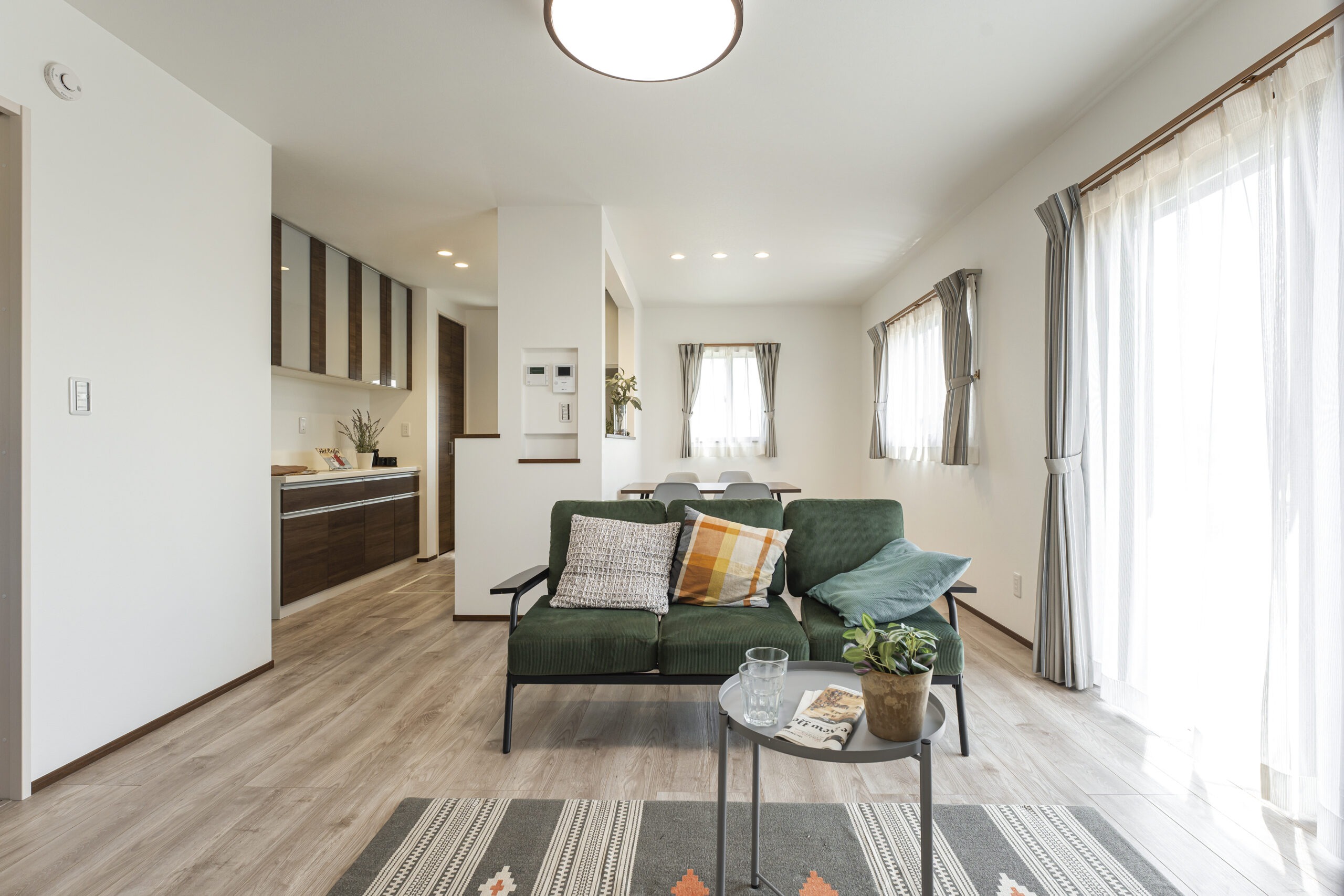 南向きの光に包まれる、心地よい家族のラウンジ。